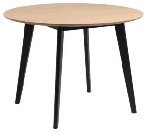 De Eettafel Roxby 105 CM Rond MDF Mat Zwart heeft een rond, lichtgekleurd houten blad met vier zwarte, schuine poten tegen een effen witte achtergrond.