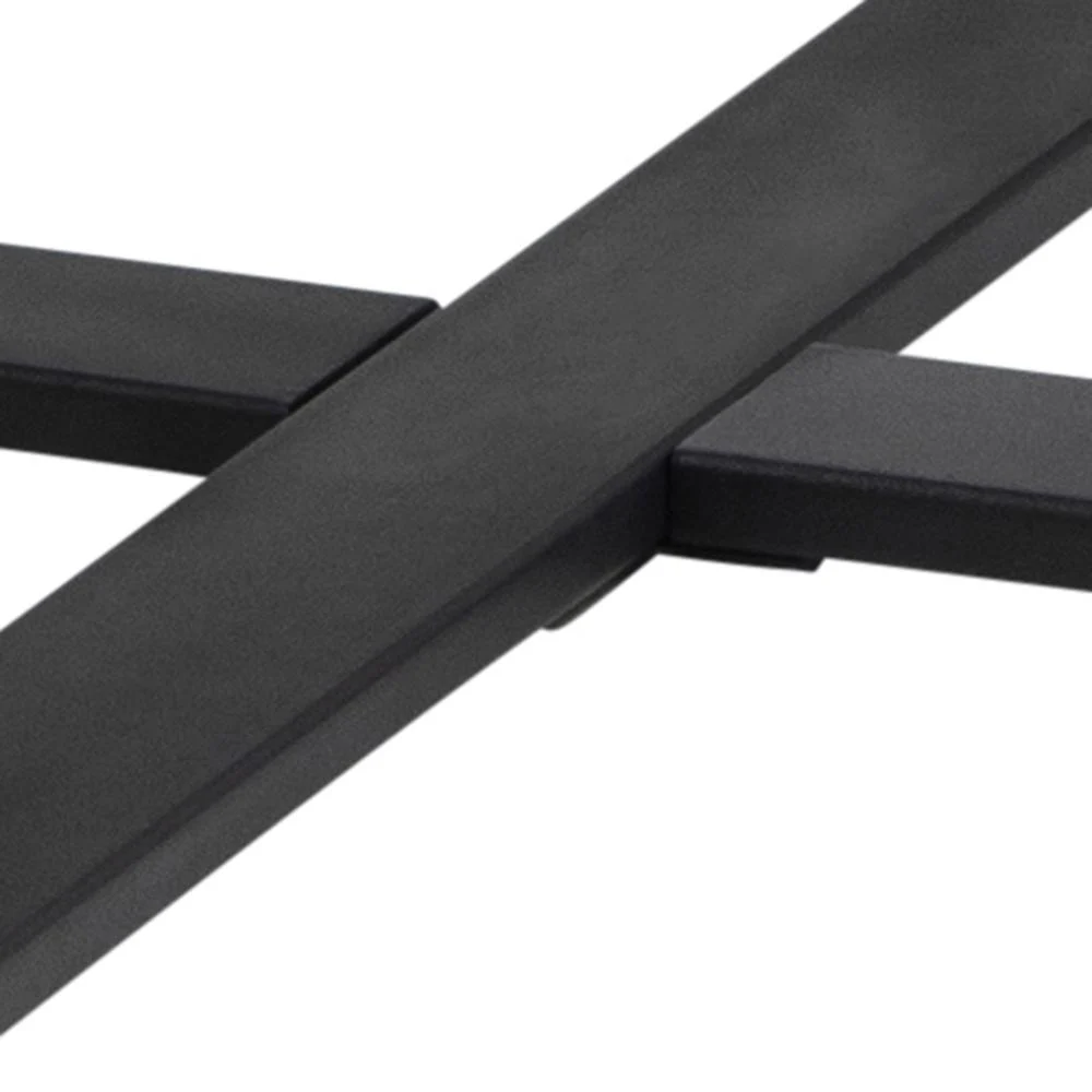 Close-up van het zwarte onderstel van de Eettafel Amble Rond Marmer Metaal Mat met kruisende zwarte metalen staven die een X vorm vormen op een witte achtergrond.