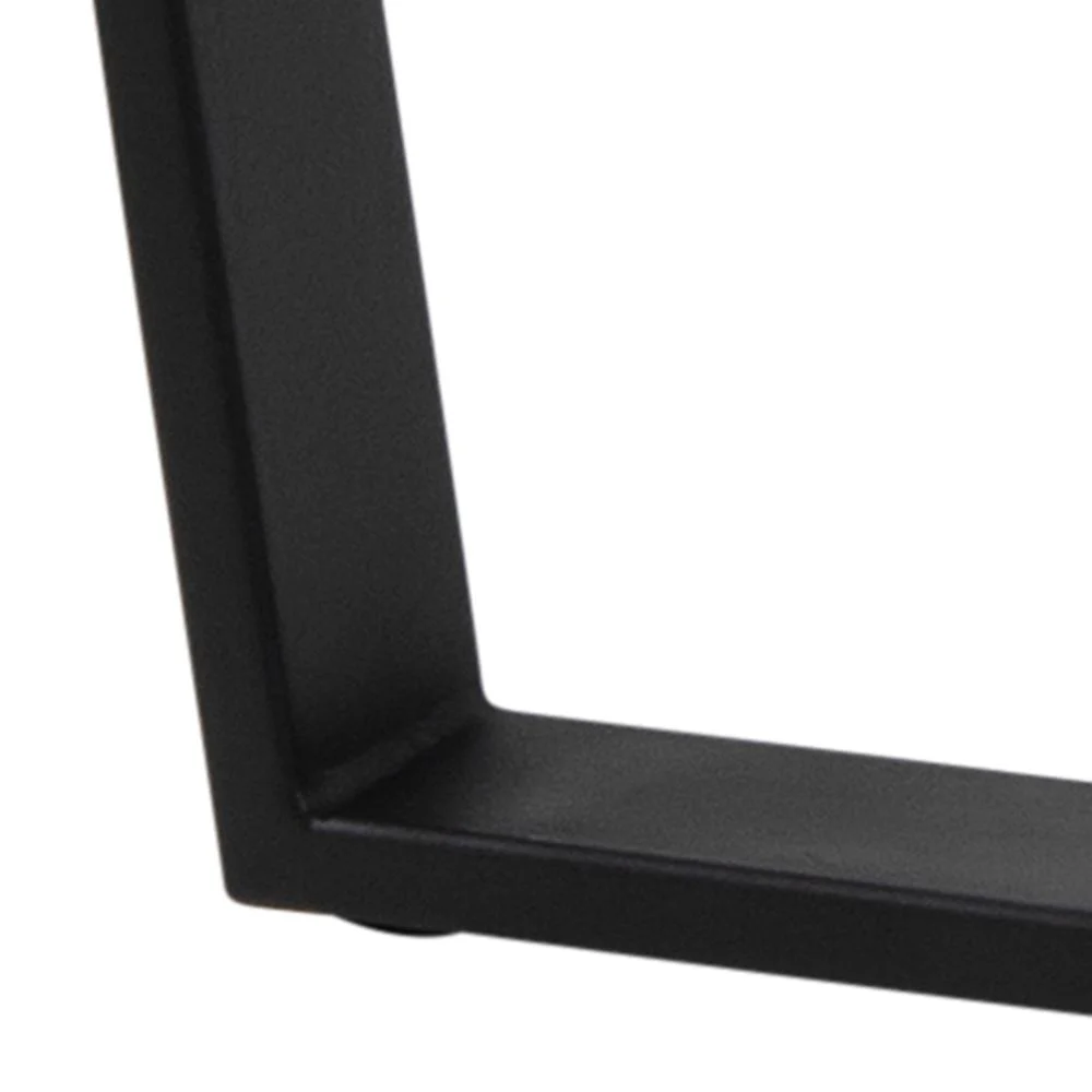 Close-up van de onderste hoek van de Eettafel Amble Rond Marmer Metaal Mat met zwart onderstel, met het zwarte rechthoekige metalen frame tegen een witte achtergrond.