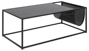 De Salontafel Zwart 60 x 40 CM Rechthoek heeft een modern rechthoekig ontwerp met een matzwart metalen frame, een donker houten blad en een zwart geperforeerde tijdschriftenhouder aan de onderkant.