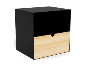 Het Nachtkastje Zwart Industrieel (30 x 25 x 15 cm) is een modern, kubusvormig nachtkastje met een matzwart frame, een open bovenste plank en een onderste lade van licht hout met een rond uitgesneden handvat.