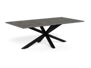 De Salontafel Zwart 130 x 70 CM Rechthoek heeft een rechthoekig blad van keramiek met een donkere, steenachtige afwerking en zwarte metalen poten die een geometrisch stervormig onderstel vormen.