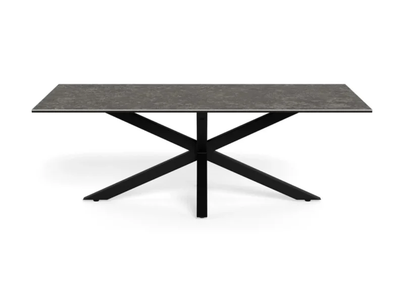 De Salontafel Zwart 130 x 70 CM Rechthoek heeft een modern rechthoekig ontwerp met een donker keramisch tafelblad en zwarte metalen kruispoten, tegen een effen witte achtergrond.
