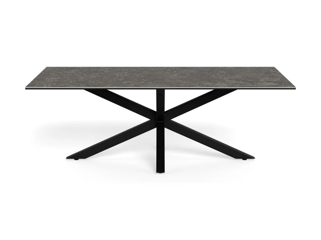 De Salontafel Zwart 130 x 70 CM Rechthoek heeft een modern rechthoekig ontwerp met een donker keramisch tafelblad en zwarte metalen kruispoten, tegen een effen witte achtergrond.
