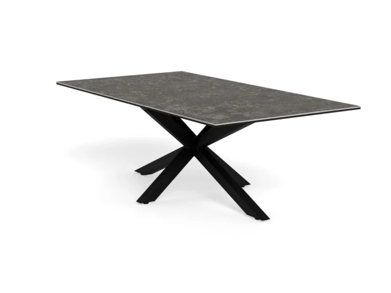 De Salontafel Zwart (130 x 70 cm) is een rechthoekige salontafel met een donker keramisch blad en kruisende zwarte metalen poten voor een moderne, minimalistische look.
