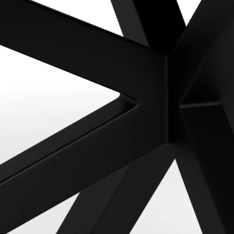 Close-up van de Salontafel Zwart 130 x 70 CM Rechthoek, met kruisende zwarte metalen balken en een keramisch blad, die een opvallend geometrisch patroon vormen tegen een witte achtergrond.