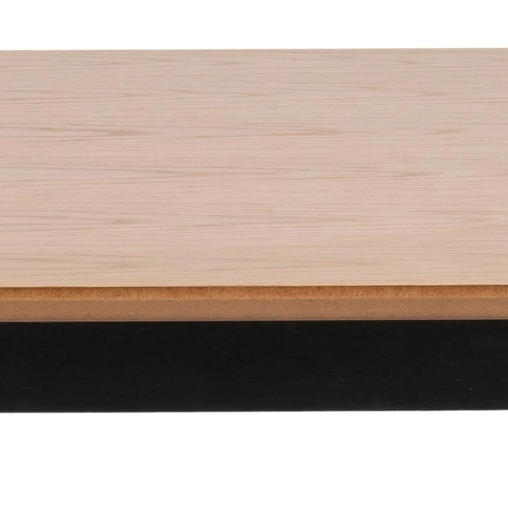 Een close-up van Eettafel Roxby (80x76 cm), met een licht eikenhouten oppervlak, een spaanplaatlaag eronder en een matzwarte onderkant.
