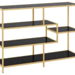 Lage, asymmetrische boekenkast van zwart MDF en goudkleurig metaal. De planken zijn horizontaal en de belichting is helder.