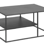 De Salontafel Zwart 60 x 60 CM Rechthoek is een minimalistische zwarte salontafel met een rechthoekig blad, een open onderplank en een geometrisch onderstel. Het moderne ontwerp is gemaakt van kunststof en kenmerkt zich door strakke lijnen en functionele eenvoud.