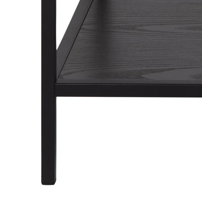 Close-up van de onderste hoek van de Salontafel Zwart 50 x 45 CM Rechthoek, met een zwart rechthoekig ontwerp met verticale poot en twee planken, gemaakt van kunststof, waarbij de textuur en afwerking benadrukt worden.