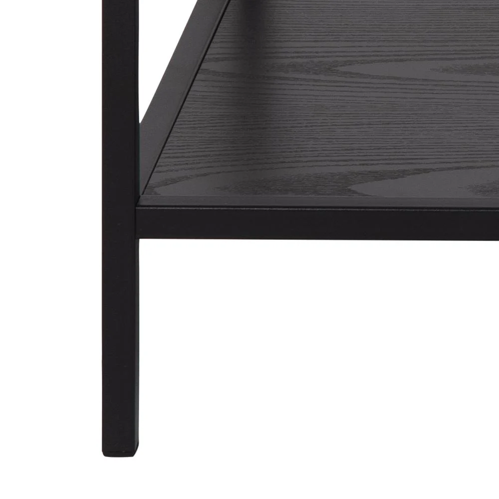 Close-up van de onderste hoek van de Salontafel Zwart 50 x 45 CM Rechthoek, met een zwart rechthoekig ontwerp met verticale poot en twee planken, gemaakt van kunststof, waarbij de textuur en afwerking benadrukt worden.