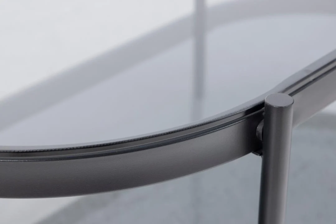 Close-up van de Salontafel Zwart, Grijs 50 x 42 CM Rond, met een rond tafelblad in moderne stijl met een donker frame, cilindrische poten en minimalistisch ontwerp, gemaakt van kunststof.