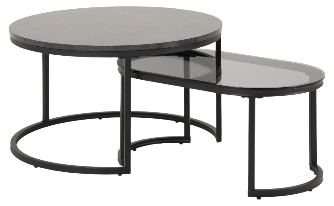 De Salontafel Rookglas bestaat uit twee moderne nesttafels met een zwart metalen onderstel: een met een rond donker massief blad en de andere met een ovaal zwart glazen blad dat gedeeltelijk onder de ronde tafel geschoven kan worden.