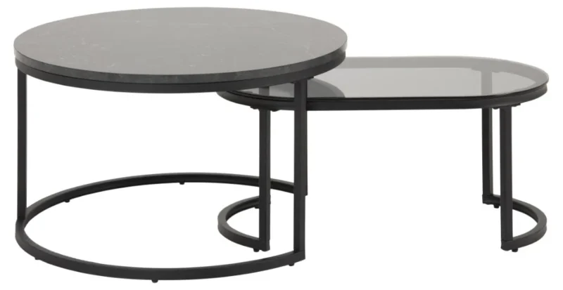 De Salontafel Rookglas set bestaat uit twee moderne in elkaar geschoven tafels met een zwart metalen onderstel: een ronde tafel met een donker massief blad en een kleinere ovale tafel met een donker glazen blad, die gedeeltelijk in elkaar geschoven kunnen worden onder de grotere tafel.
