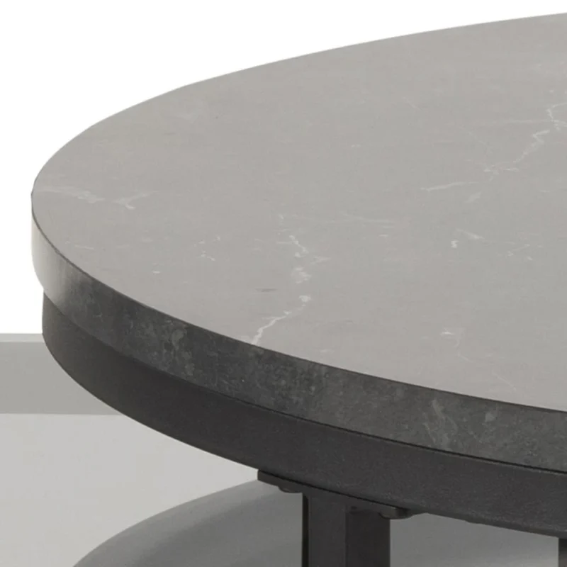 Een close-up van de Salontafel Rookglas, een ronde zwarte plastic salontafel met een strak donker frame.