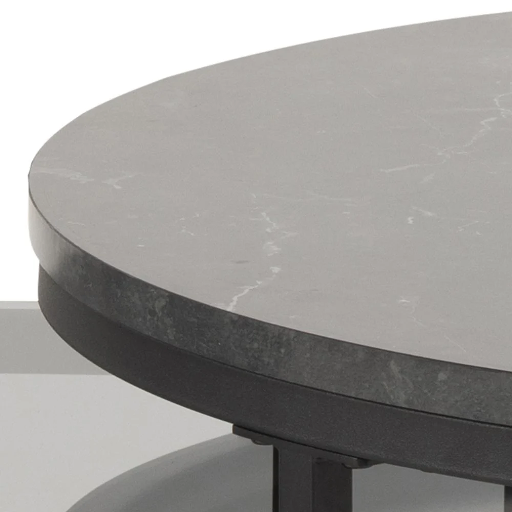 Een close-up van de Salontafel Rookglas, een ronde zwarte plastic salontafel met een strak donker frame.