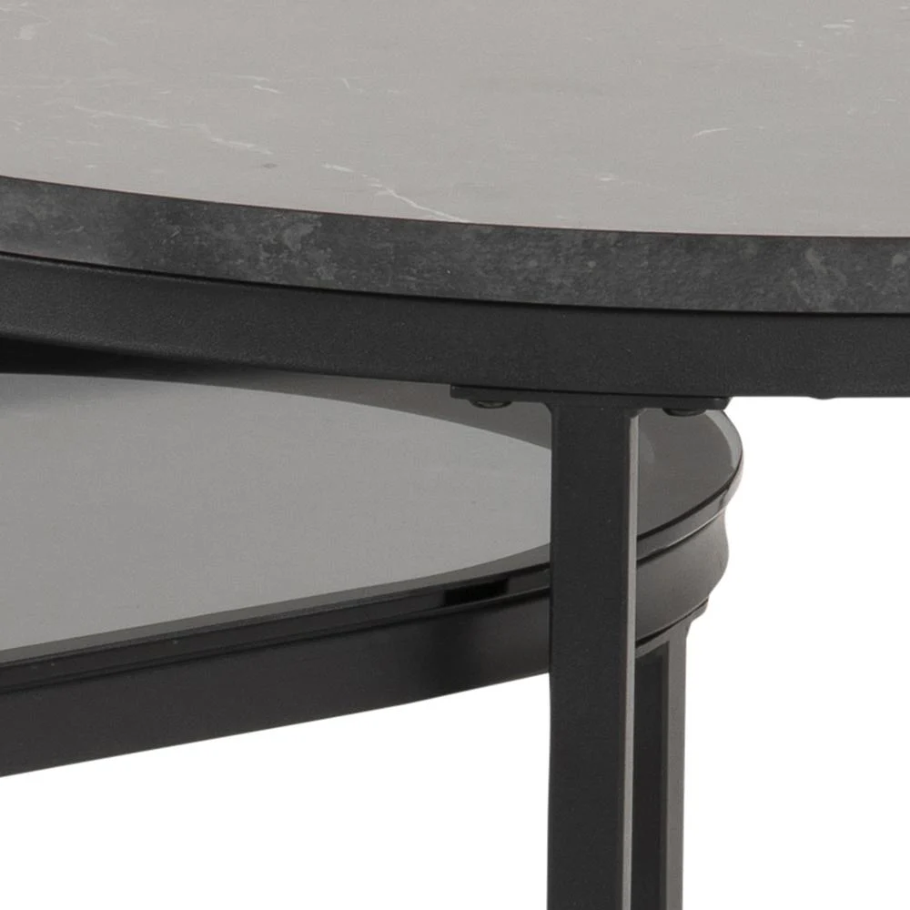 Close-up van de Salontafel Rookglas, een moderne ronde zwarte tafel gemaakt van kunststof, met een bijpassende onderplank onder het tafelblad.
