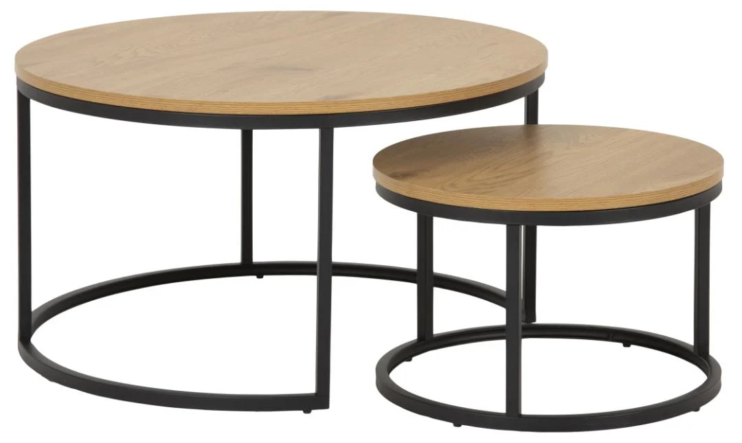 De Salontafel Rond Kunststof bestaat uit twee ronde nesttafels met een licht houten blad en een zwart metalen onderstel. De kleinere tafel past gedeeltelijk onder de grotere en biedt een modern en ruimtebesparend ontwerp.