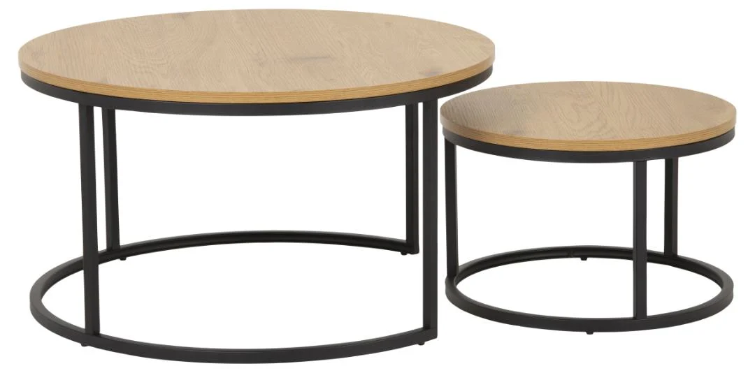 De Salontafel Rond Kunststof set bestaat uit twee ronde nesttafels met een licht houtlook blad en een zwart metalen onderstel. De kleinere tafel schuift gedeeltelijk onder de grotere en beide hebben een minimalistisch modern ontwerp.