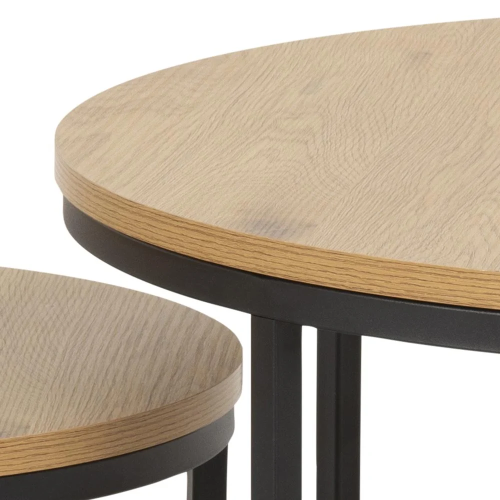 Close-up van twee ronde Salontafel Rond Kunststof tafelbladen met lichte houtnerf en zwarte metalen poten, getoond als onderdeel van een nesting table set.