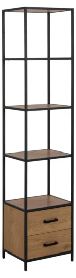 Hoge metalen boekenkast met eikenlook planken en twee laden onderaan. Zwart metalen frame. Neutrale achtergrond.