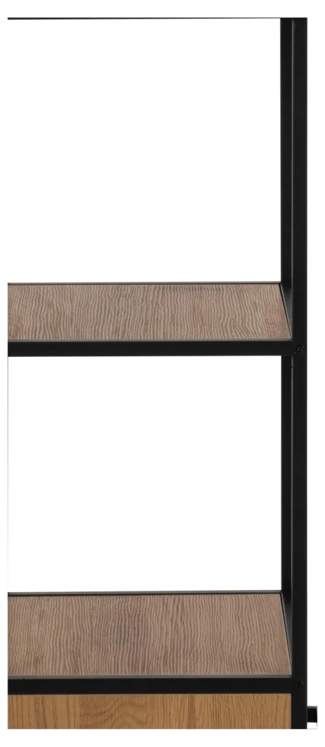 Detail van een metalen boekenkast met twee laden in eikenlook. Zwart metalen frame met houten planken en een lade in licht eikenhout.