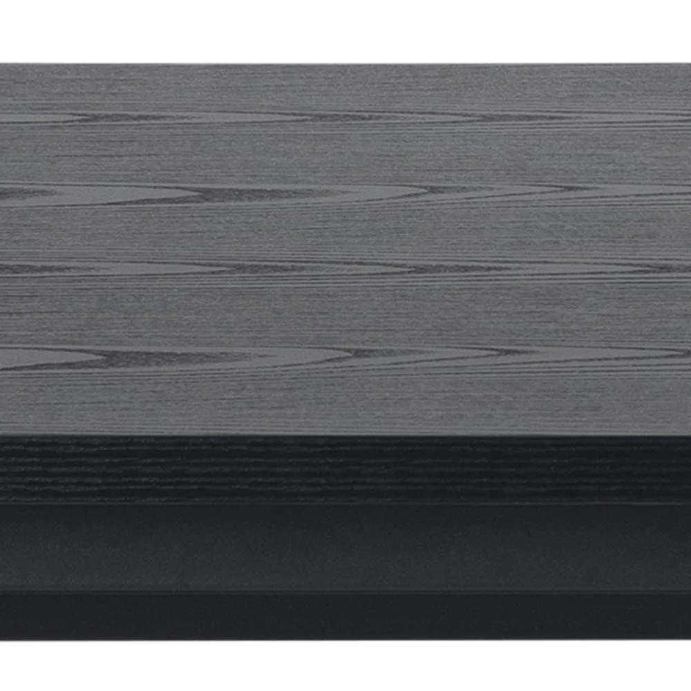 Close-up van de Eettafel Nieuwe Sfeer 90 x 74 CM, een rechthoekige MDF tafel. De afbeelding benadrukt het donkere houten oppervlak met een horizontaal nerfpatroon en een getextureerde afwerking, waardoor de gedetailleerde lijnen en natuurlijke houtvariaties goed uitkomen.