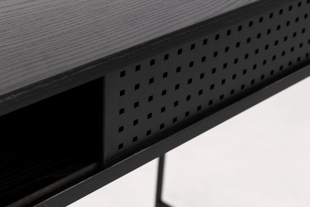 Zwart industrieel bureau MDF staal 110x50. Detailopname van het bureaublad en geperforeerde zijpaneel.