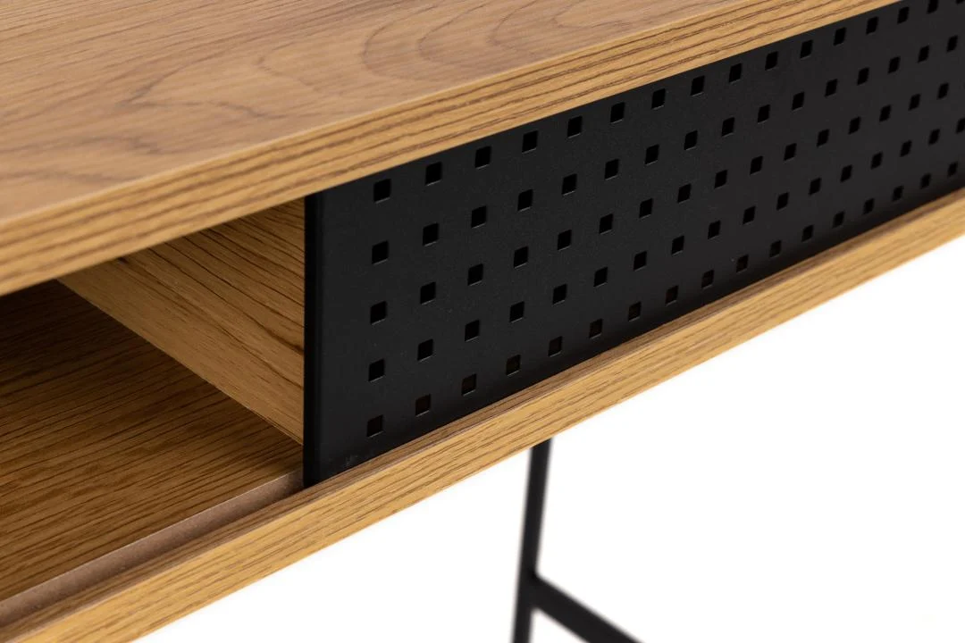 Detail van bureau 110x50 eiken met zwarte schuifdeur en kabeldoorvoer.