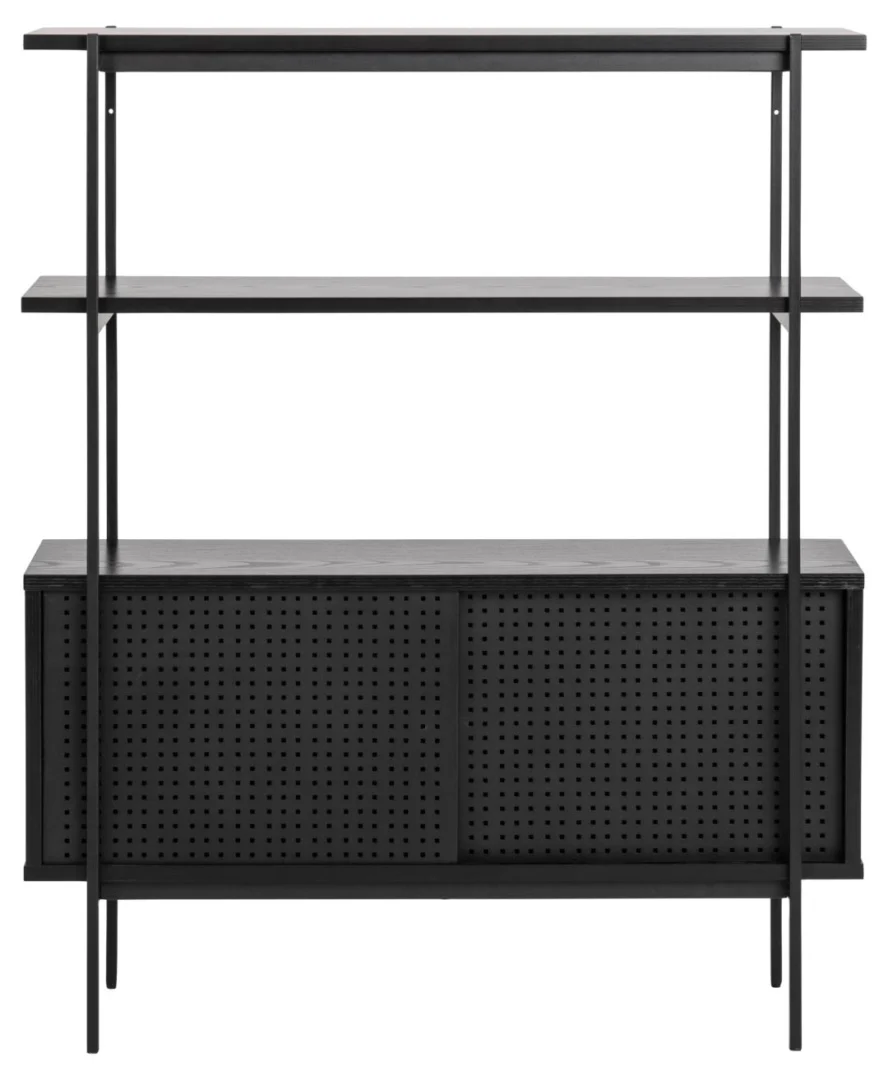 De Angus boekenkast is een moderne zwarte stellingkast met twee open bovenplanken en een onderkast met twee geperforeerde schuifdeuren, allemaal ondersteund door vier slanke verticale poten.