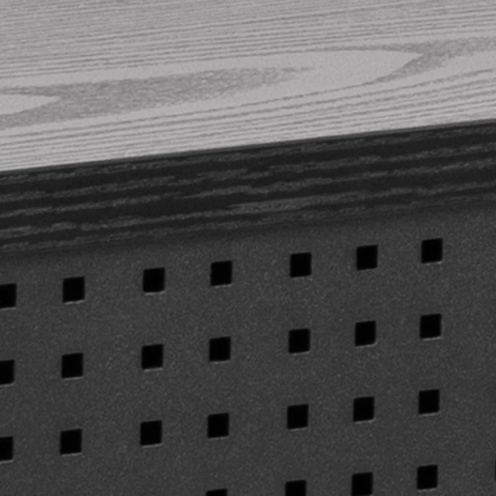 Close-up van de Angus boekenkast, met het houtnerfblad en het zwarte geperforeerde paneel met een raster van vierkante gaten.