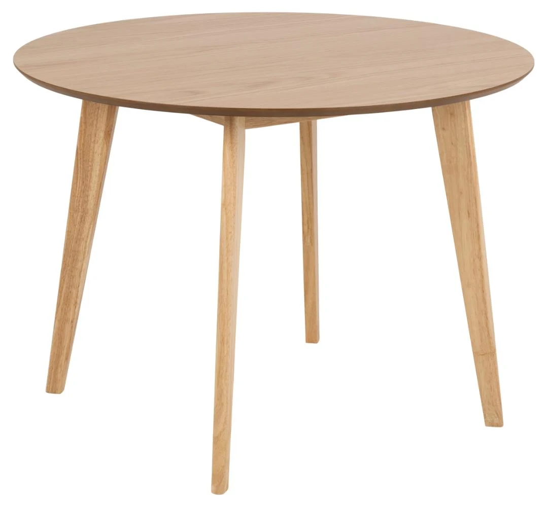 De Eettafel Nieuwe Sfeer 105 CM Rond is een ronde tafel gemaakt van massief eikenhout met een glad, lichtgekleurd blad en vier schuine, taps toelopende poten. Het eenvoudige, moderne ontwerp voegt elegantie toe aan elke ruimte.
