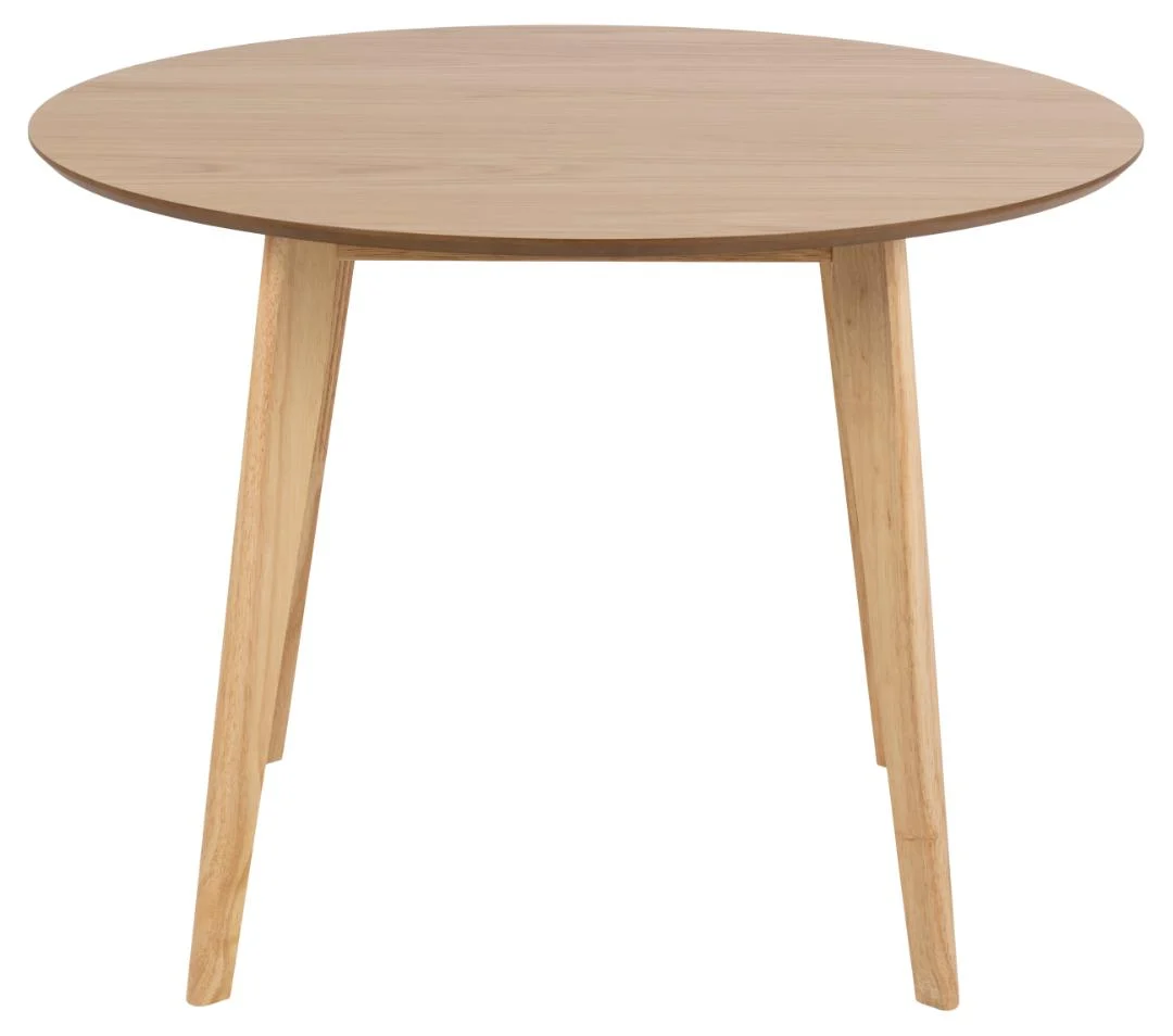 De Eettafel Nieuwe Sfeer 105 CM Rond is een minimalistische, moderne ronde tafel, volledig gemaakt van massief licht eikenhout met drie schuine poten.