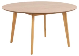 De Eettafel Roxby 140 CM Rond Eikenhout is een ronde eiken eettafel met een glad lichtgekleurd blad en vier schuine poten, afgebeeld tegen een effen witte achtergrond.
