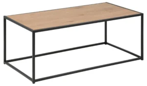 De Salontafel Zwart 50 x 40 CM Rechthoek is een rechthoekige salontafel met een licht houten blad en een minimalistisch zwart stalen frame, dat een open, luchtig ontwerp biedt.