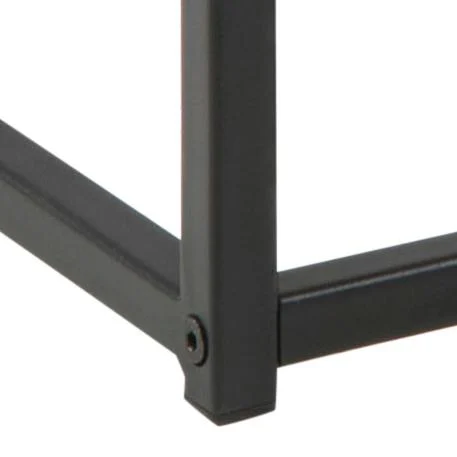 Close-up van de Salontafel Zwart 50 x 40 CM Rechthoek, met de nadruk op de hoek van het zwarte stalen frame waar twee poten elkaar kruisen, verbonden door horizontale steunbalken en een zichtbare schroef bij de verbinding.