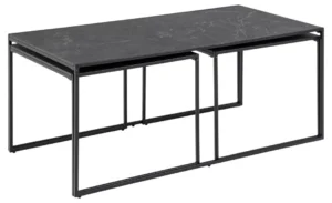 De Salontafel Zwart set bestaat uit twee rechthoekige zwarte salontafels (60 x 48 cm) met duurzame kunststof bladen en moderne metalen frames; de ene schuift gedeeltelijk onder de andere om ruimte te besparen.