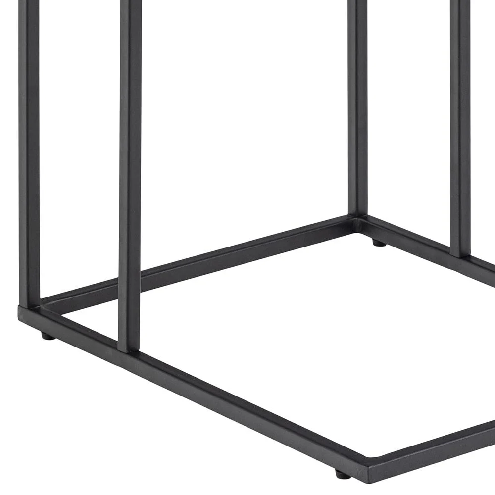 Close-up van de Bijzettafel Zwart 35 CM Rechthoek: een compacte zwarte bijzettafel met een minimalistisch rechthoekig metalen frame, voorzien van vier verticale poten en een open ontwerp.
