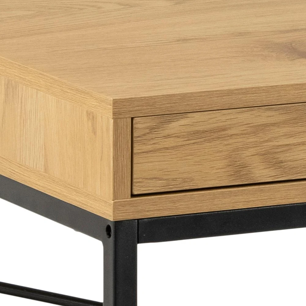 Detail van bureau met eiken melamine blad en zwart stalen sledevoet.