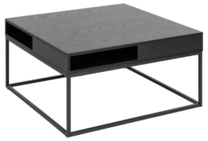 De Salontafel Zwart 80 x 40 CM Vierkant heeft een modern vierkant ontwerp met een donker blad, een minimalistisch zwart metalen frame en een praktisch kunststof opbergvak aan de zijkant.