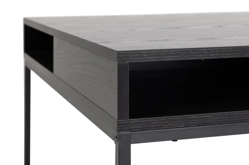 Close-up van de Salontafel Zwart 80 x 40 CM Vierkant, met een modern zwart houten ontwerp met een zichtbaar kunststof opbergvak onder het tafelblad en dunne metalen poten.
