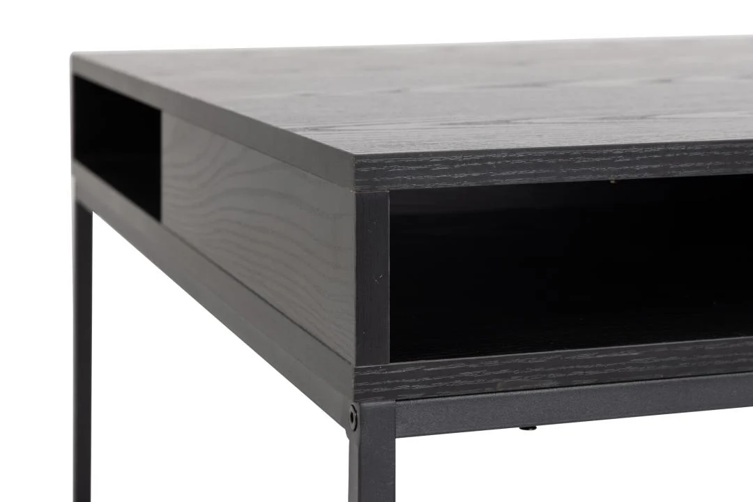 Close-up van de Salontafel Zwart 80 x 40 CM Vierkant, met een modern zwart houten ontwerp met een zichtbaar kunststof opbergvak onder het tafelblad en dunne metalen poten.