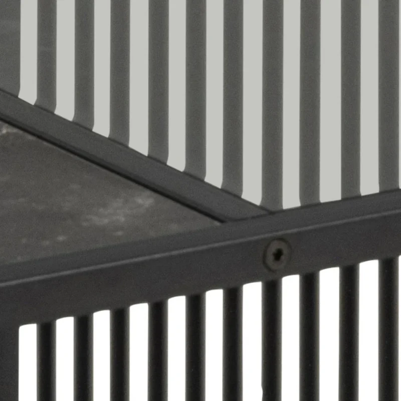Close-up van de Salontafel Rookglas, Zwart (80 x 40 cm) met verticale zwarte metalen spijlen en vierkant rookglazen blad, afgebeeld tegen een achtergrond met lichtgrijze verticale strepen.
