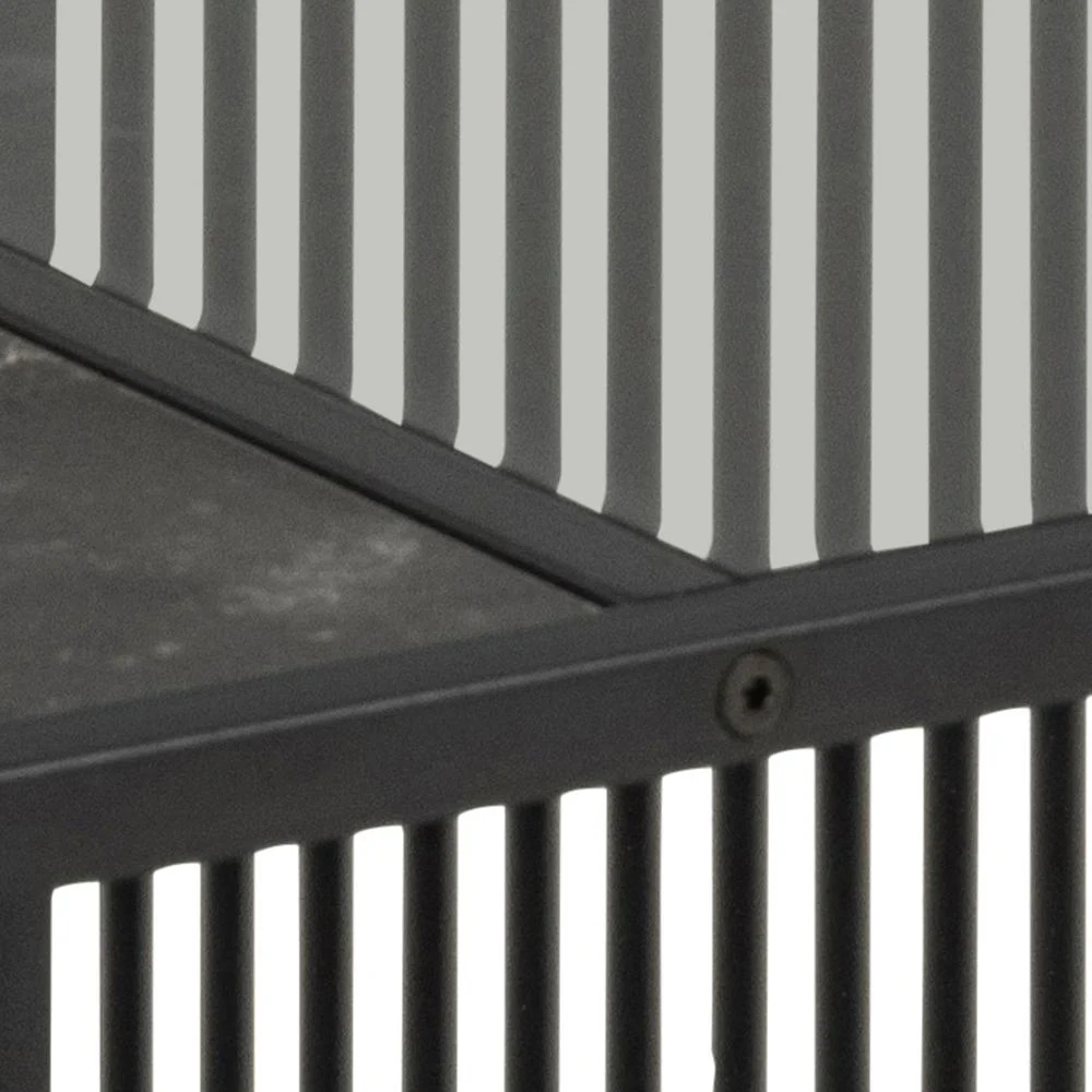 Close-up van de Salontafel Rookglas, Zwart (80 x 40 cm) met verticale zwarte metalen spijlen en vierkant rookglazen blad, afgebeeld tegen een achtergrond met lichtgrijze verticale strepen.