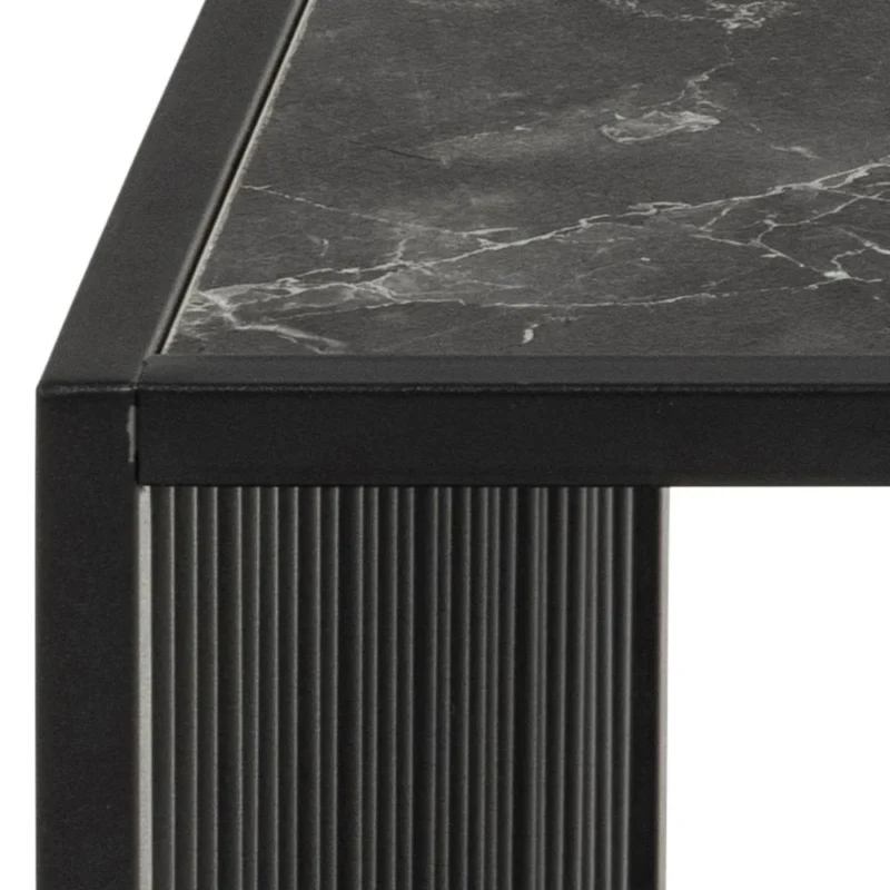 Close-up van de Salontafel Rookglas, Zwart (80 x 40 CM) met een vierkant blad van gerookt glas en een zwart metalen frame met verticale groeven langs de zijkant.