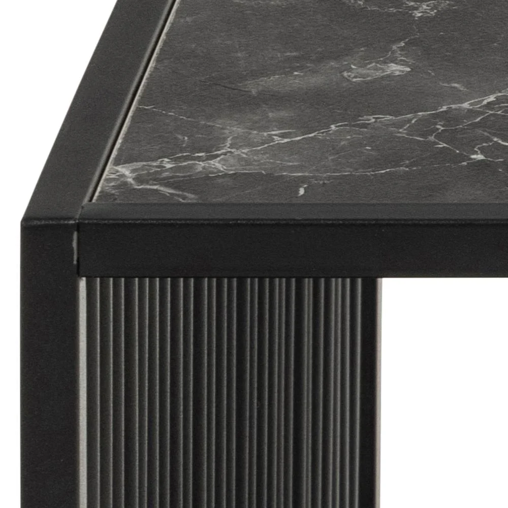 Close-up van de Salontafel Rookglas, Zwart (80 x 40 CM) met een vierkant blad van gerookt glas en een zwart metalen frame met verticale groeven langs de zijkant.