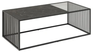 De Salontafel Zwart 60 x 40 CM Rechthoek is een moderne rechthoekige salontafel met een zwart stalen frame, met een zwart marmeren oppervlak, helder glazen paneel en zijkanten gemaakt van gelijkmatig verdeelde verticale metalen staven.