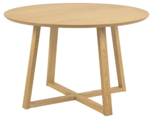 De Eettafel Malika 120 CM Rond Eikenhout is een ronde eiken tafel met een glad blad, vier schuine poten, een kruisvormig onderstel en een lichte naturel houten afwerking.