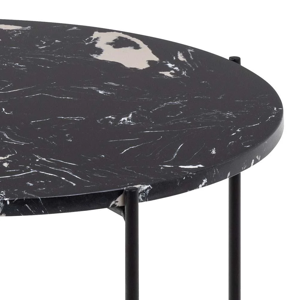 De Bijzettafel Zwart 52 CM Rond Kunststof is een ronde zwarte bijzettafel met witte adering en slanke zwarte metalen poten, van dichtbij gezien.