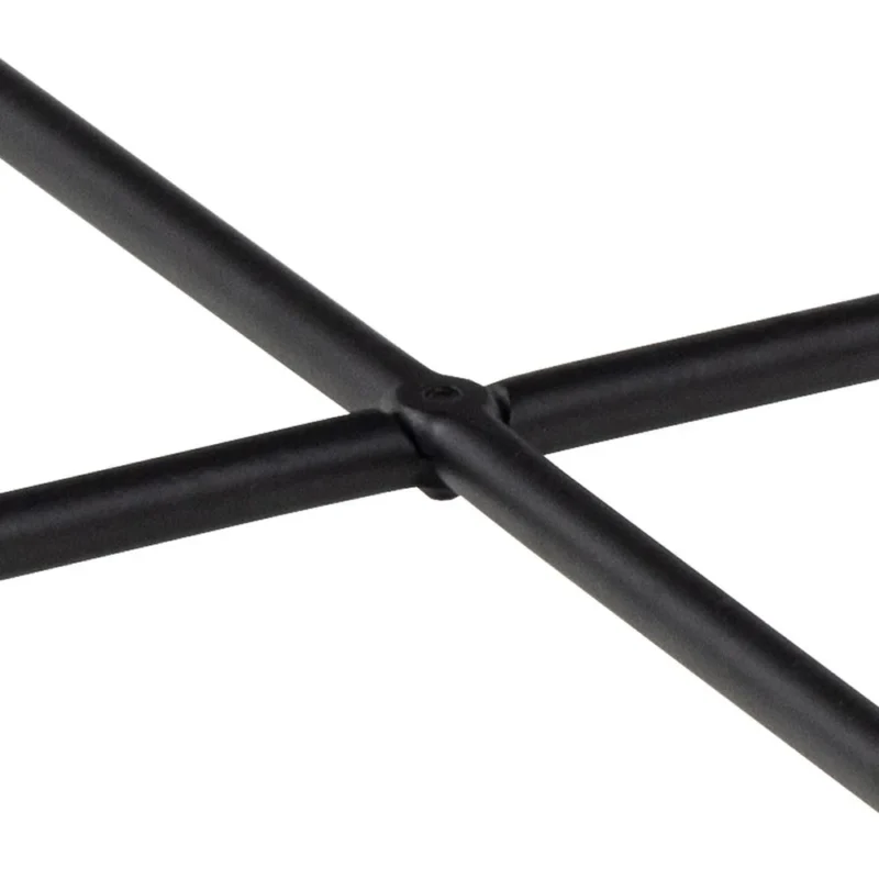 Close-up van twee zwarte metalen staven die in het midden met elkaar verbonden zijn en een X-vorm vormen. Ze vormen de basis van de Bijzettafel Zwart 52 CM Rond Kunststof. De achtergrond is wit en overzichtelijk.